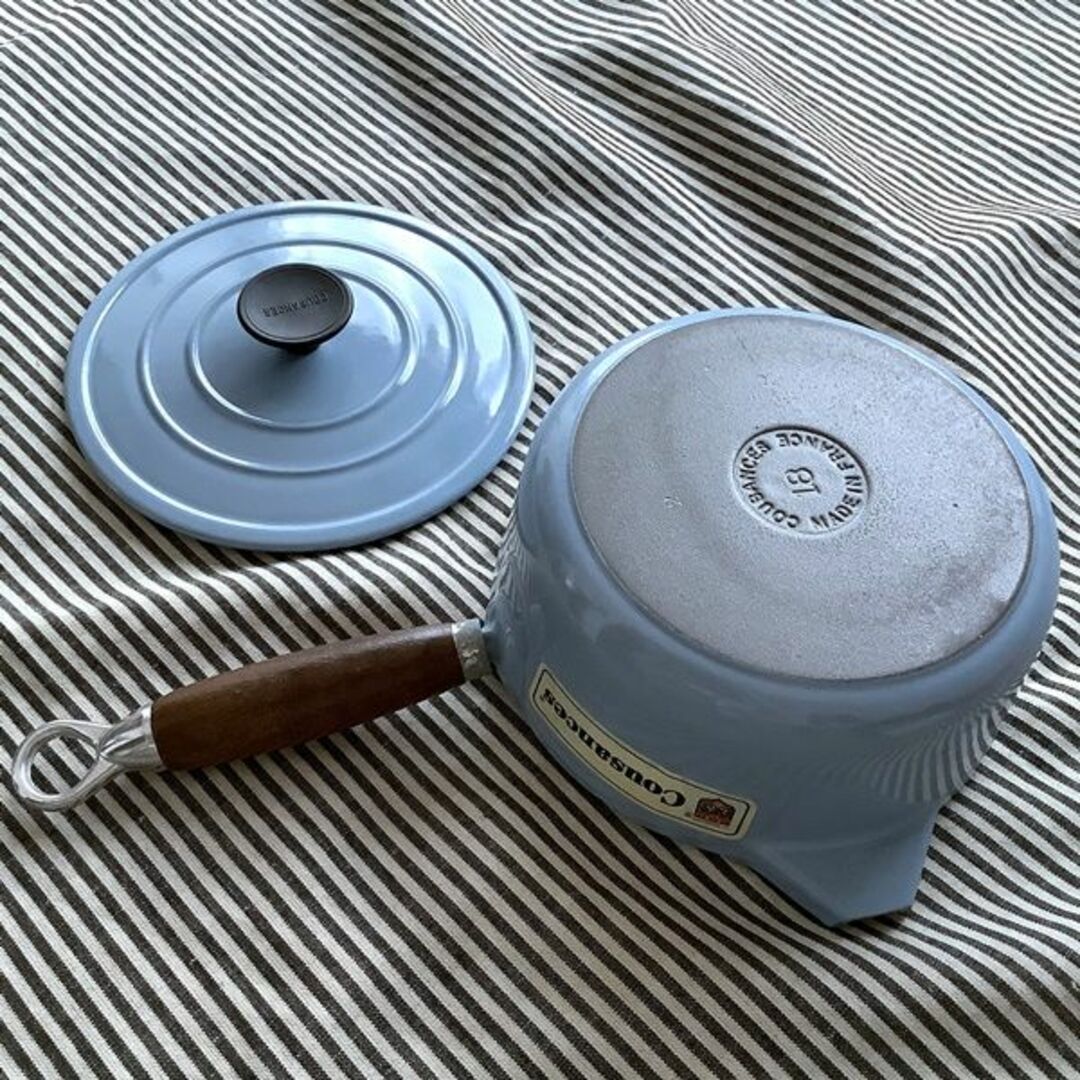 LE CREUSET(ルクルーゼ)の【デッドストック】クーザンス 木柄のソーシエール蓋付18センチ ブルーグレー インテリア/住まい/日用品のキッチン/食器(調理道具/製菓道具)の商品写真