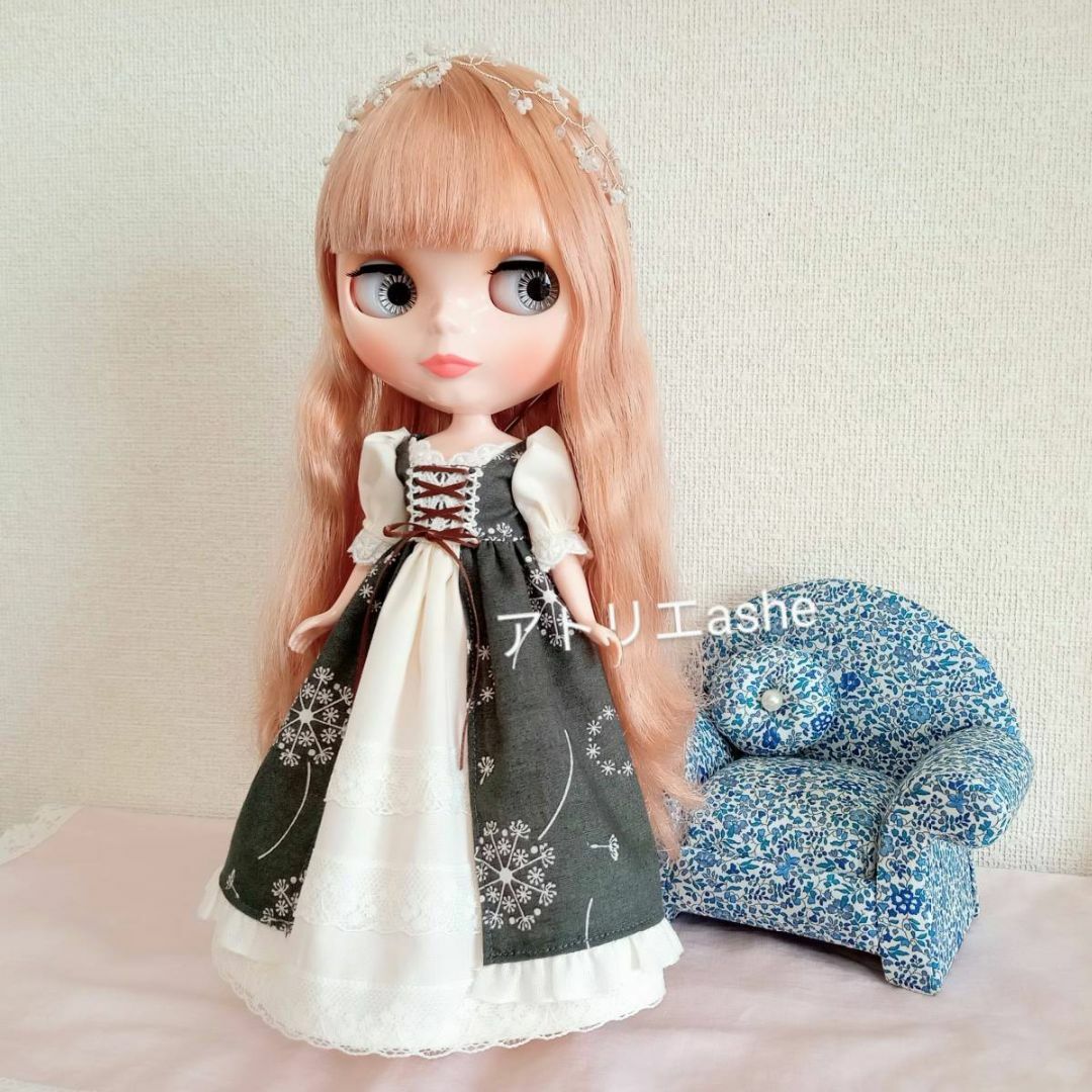 ハンドメイド「編み上げの中世風ドレス （綿毛柄）」ネオブライス・リカちゃんの服