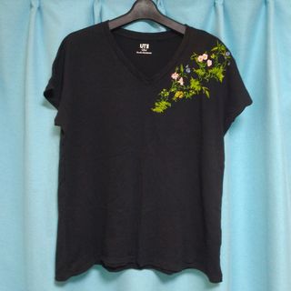 ユニクロ(UNIQLO)の【ユニクロ】黒お花刺繍のＴシャツ(Tシャツ(半袖/袖なし))