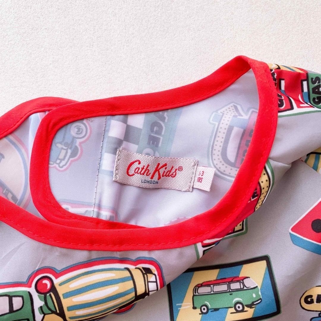 Cath Kidston(キャスキッドソン)の新品 キャスキッドソン 2点セット ベビーエプロン スタイ ハンドタオル キッズ/ベビー/マタニティのこども用ファッション小物(ベビースタイ/よだれかけ)の商品写真