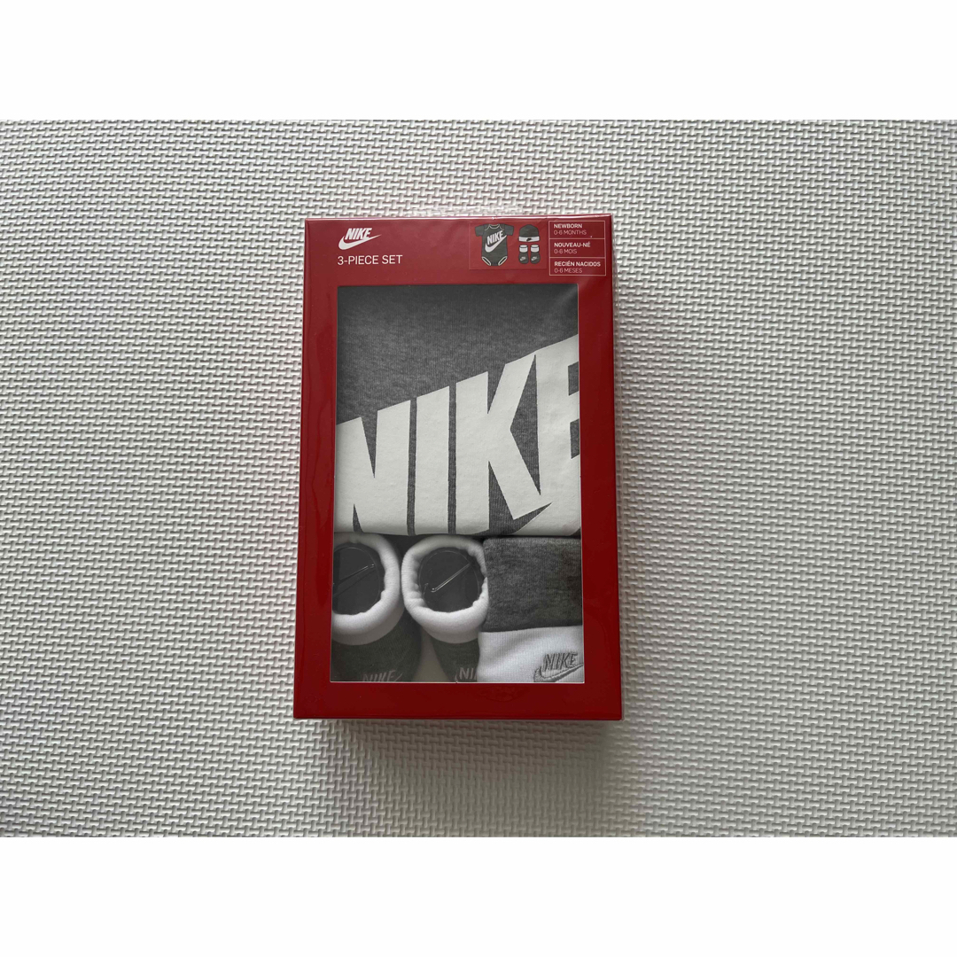 NIKE(ナイキ)のNIKE ベビーギフト　ロンパース　0~6m size キッズ/ベビー/マタニティのベビー服(~85cm)(ロンパース)の商品写真