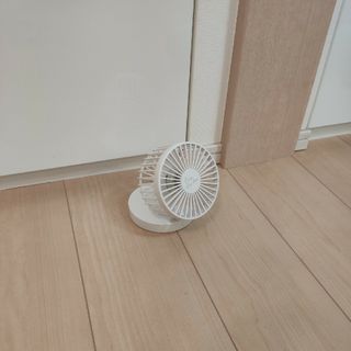 エレコム(ELECOM)のエレコム 小型扇風機 卓上 折りたたみ ホワイト FAN-U213WH(1台)(扇風機)