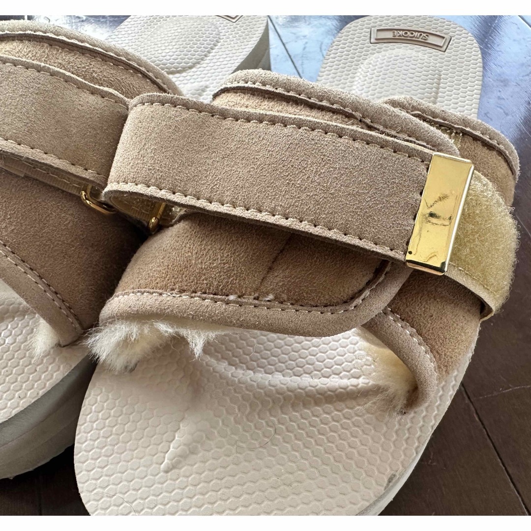 suicoke(スイコック)の①スイコック　SUICOKE ベージュ　ムートン レディースの靴/シューズ(サンダル)の商品写真