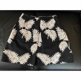 マカフィー(MACPHEE)のMACPHEE 台形スカート 刺繍 ボタニック ひざ上丈 サイズ34(ミニスカート)