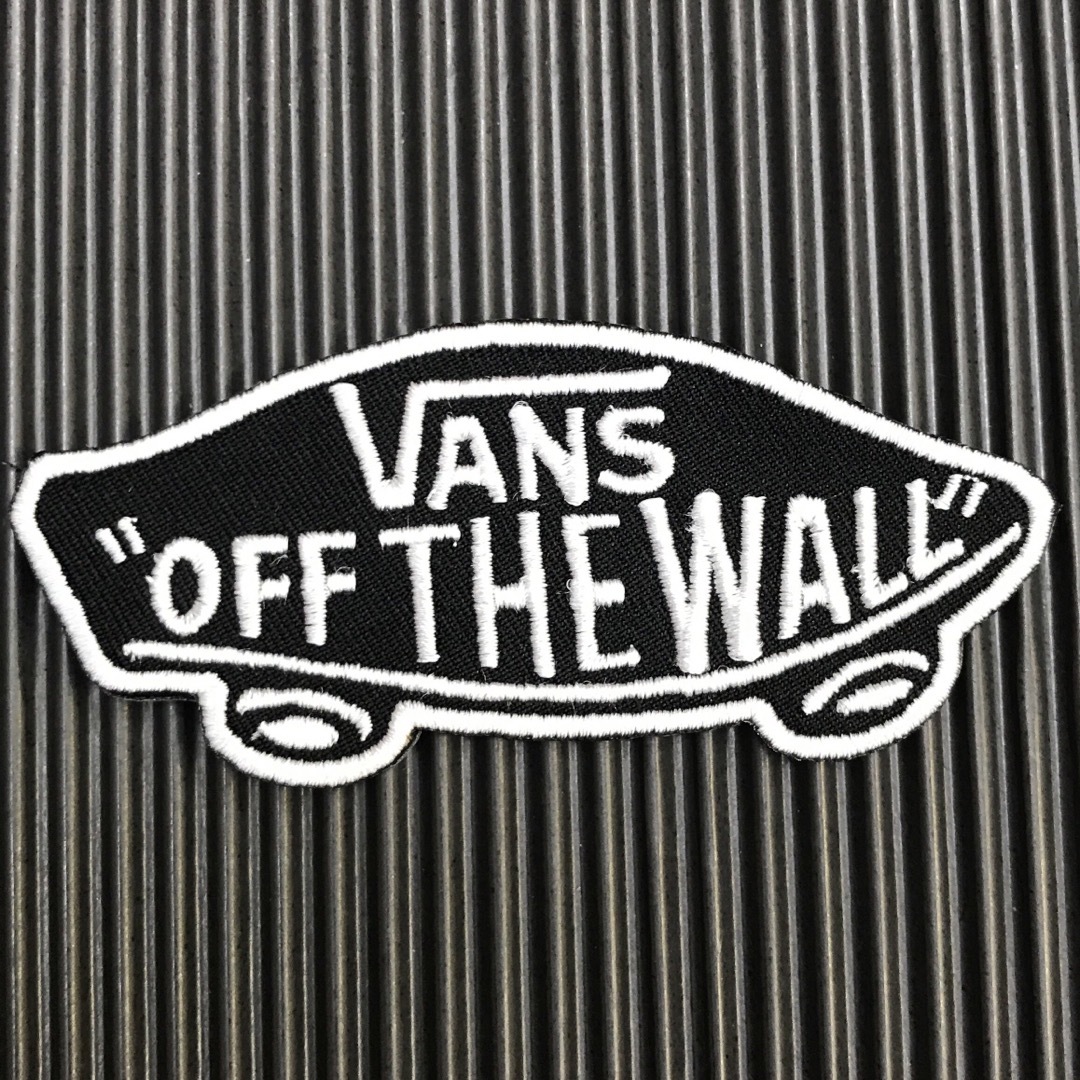 VANS(ヴァンズ)の黒×白 VANS OFF THE WALL バンズ ロゴ アイロンワッペン 53 レディースの帽子(その他)の商品写真