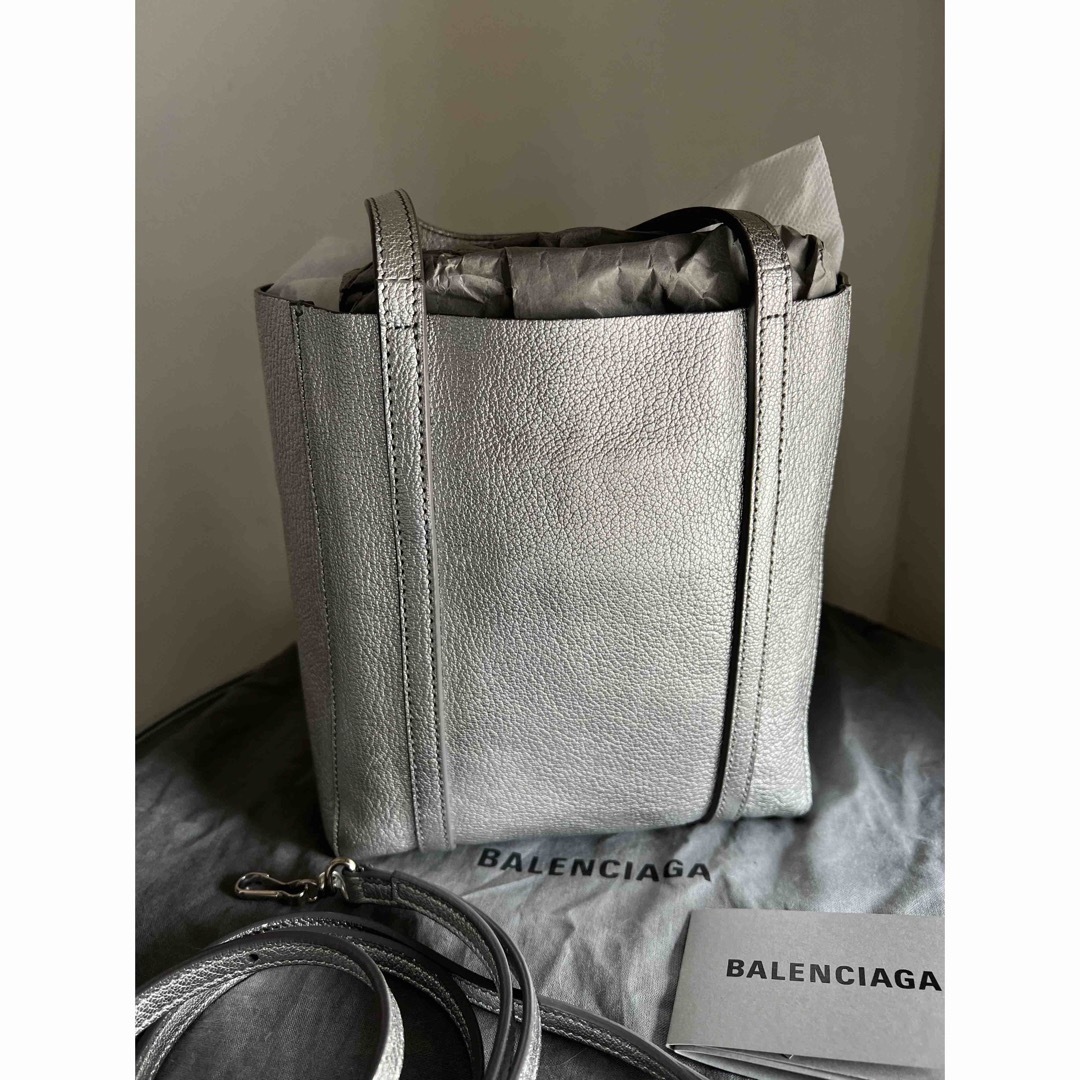 BALENCIAGA BAG(バレンシアガバッグ)のbalenciaga バレンシアガ  エヴリデイトート　xxs シルバー レディースのバッグ(トートバッグ)の商品写真