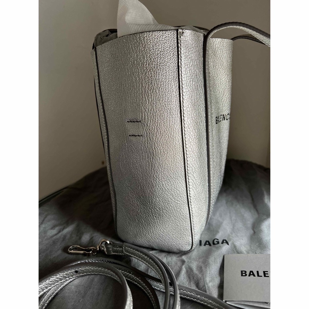 BALENCIAGA BAG(バレンシアガバッグ)のbalenciaga バレンシアガ  エヴリデイトート　xxs シルバー レディースのバッグ(トートバッグ)の商品写真