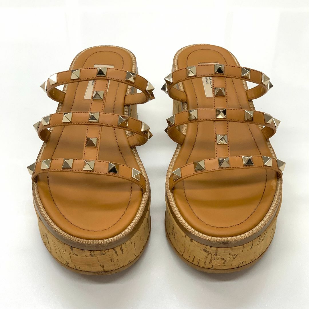 VALENTINO(ヴァレンティノ)の6934 ヴァレンティノ ロックスタッズ レザー コルク サンダル ブラウン レディースの靴/シューズ(サンダル)の商品写真