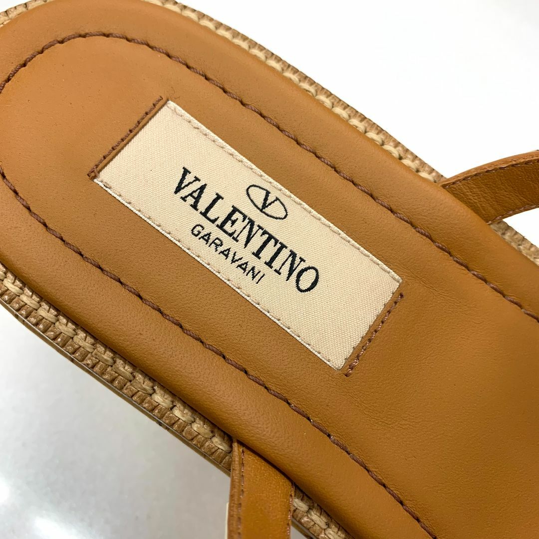 VALENTINO(ヴァレンティノ)の6934 ヴァレンティノ ロックスタッズ レザー コルク サンダル ブラウン レディースの靴/シューズ(サンダル)の商品写真