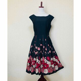 ローラアシュレイ(LAURA ASHLEY)のびび様専用   新品【ローラアシュレイ】ポップな薔薇柄シルクワンピース黒L-XL(ひざ丈ワンピース)