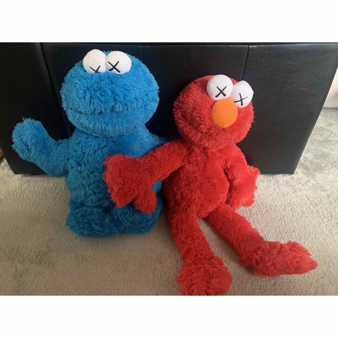 SESAME STREET(セサミストリート)のUNIQLO KAWS クッキーモンスター×エルモ　２個セット エンタメ/ホビーのおもちゃ/ぬいぐるみ(ぬいぐるみ)の商品写真