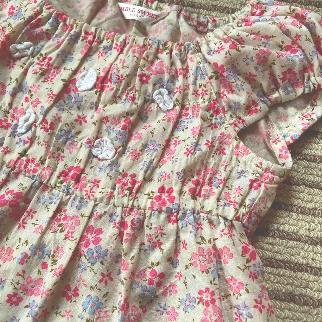 女の子　花柄ワンピース 110サイズ キッズ/ベビー/マタニティのキッズ服女の子用(90cm~)(ワンピース)の商品写真