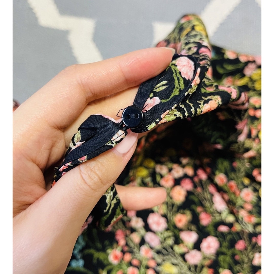 ZARA(ザラ)の美品　ZARA フリルデザイン　トップス　花柄　 レディースのトップス(カットソー(長袖/七分))の商品写真