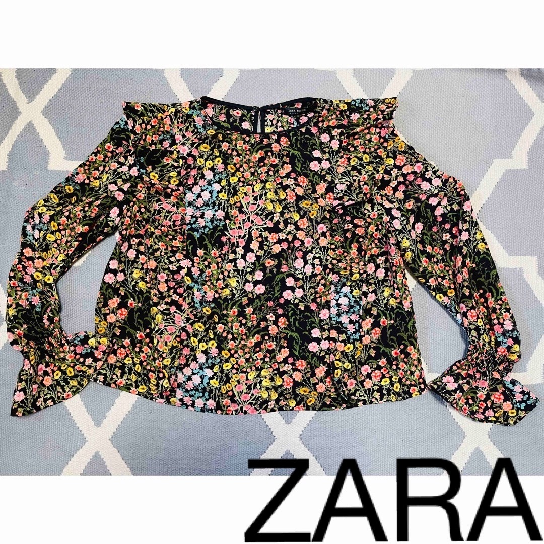 ZARA(ザラ)の美品　ZARA フリルデザイン　トップス　花柄　 レディースのトップス(カットソー(長袖/七分))の商品写真