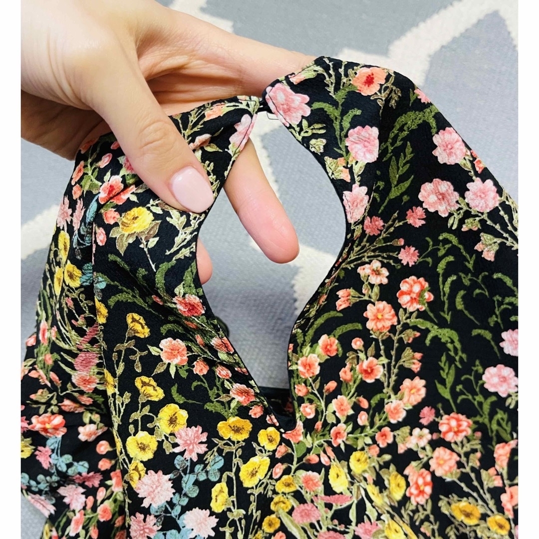 ZARA(ザラ)の美品　ZARA フリルデザイン　トップス　花柄　 レディースのトップス(カットソー(長袖/七分))の商品写真