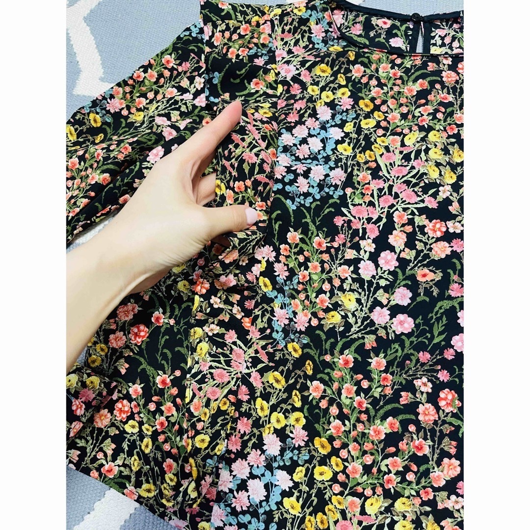 ZARA(ザラ)の美品　ZARA フリルデザイン　トップス　花柄　 レディースのトップス(カットソー(長袖/七分))の商品写真