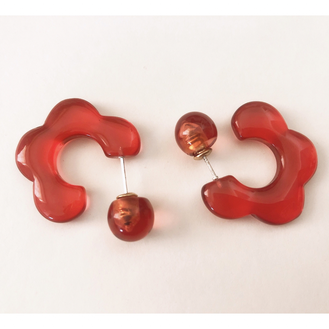 【新品送料無料❗️】アクリル ピアス 花  樹脂 透明 レッド 赤 アクセサリー レディースのアクセサリー(ピアス)の商品写真