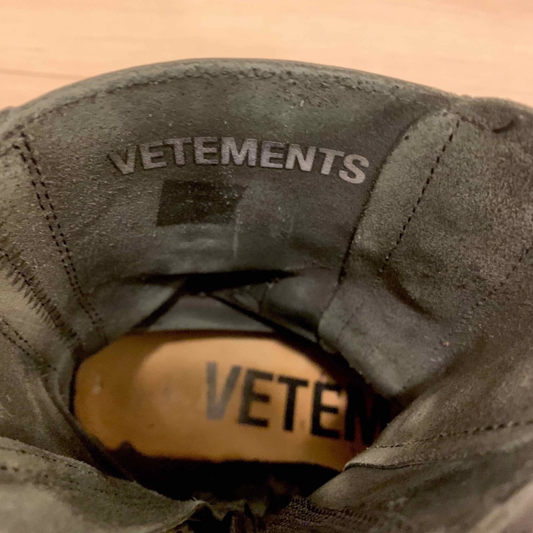 VETEMENTS(ヴェトモン)のVETEMENTS × Dr. Martens 再構築 10ホール ブーツ メンズの靴/シューズ(ブーツ)の商品写真