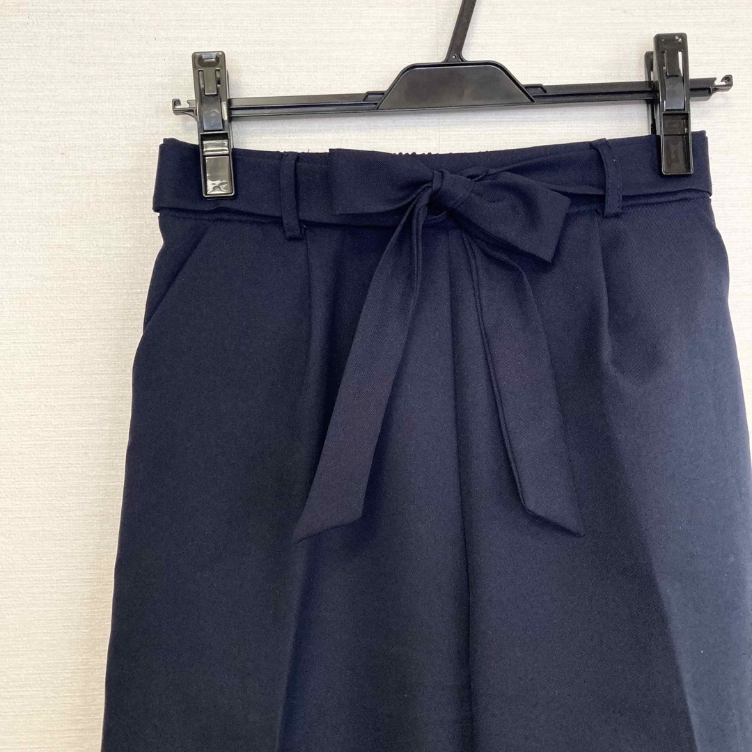 GU(ジーユー)のワイドパンツ リボン付き ネイビー 紺 夏 低身長 股下58cm レディースのパンツ(カジュアルパンツ)の商品写真