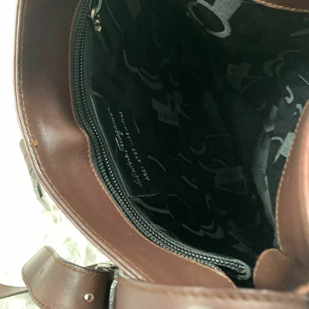 Salvatore Ferragamo(サルヴァトーレフェラガモ)のサルヴァトーレ フェラガモ ガンチーニ ワンショルダー 銀 シルバー レディースのバッグ(ショルダーバッグ)の商品写真