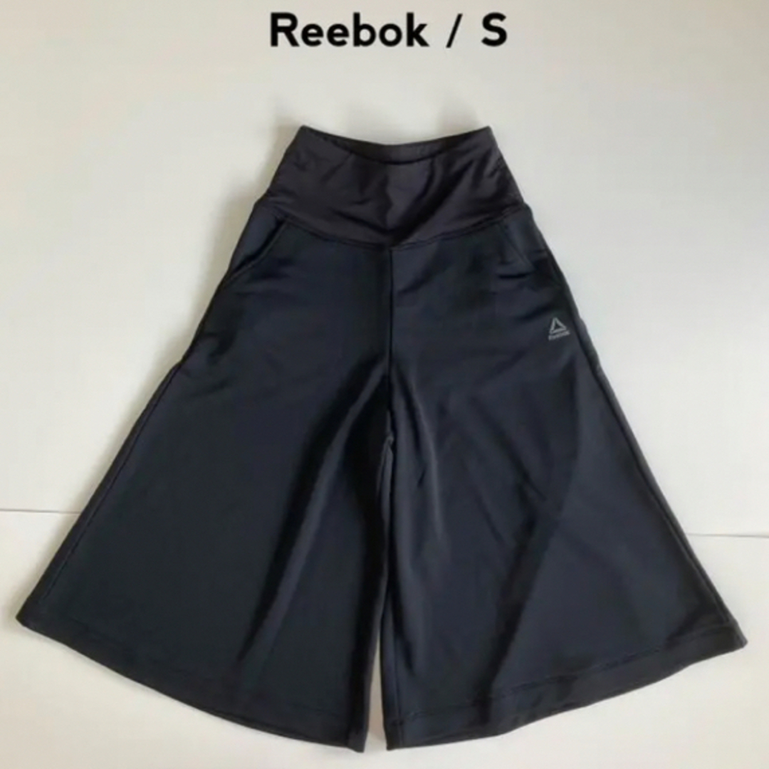 Reebok(リーボック)のReebok リーボック☆ガウチョパンツ S ブラック ヨガウェア ジムウェア スポーツ/アウトドアのトレーニング/エクササイズ(ヨガ)の商品写真