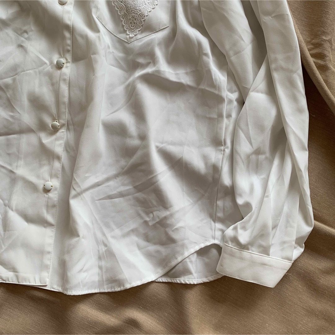 【vintage】レトロなエンブレム刺繍のホワイトブラウス