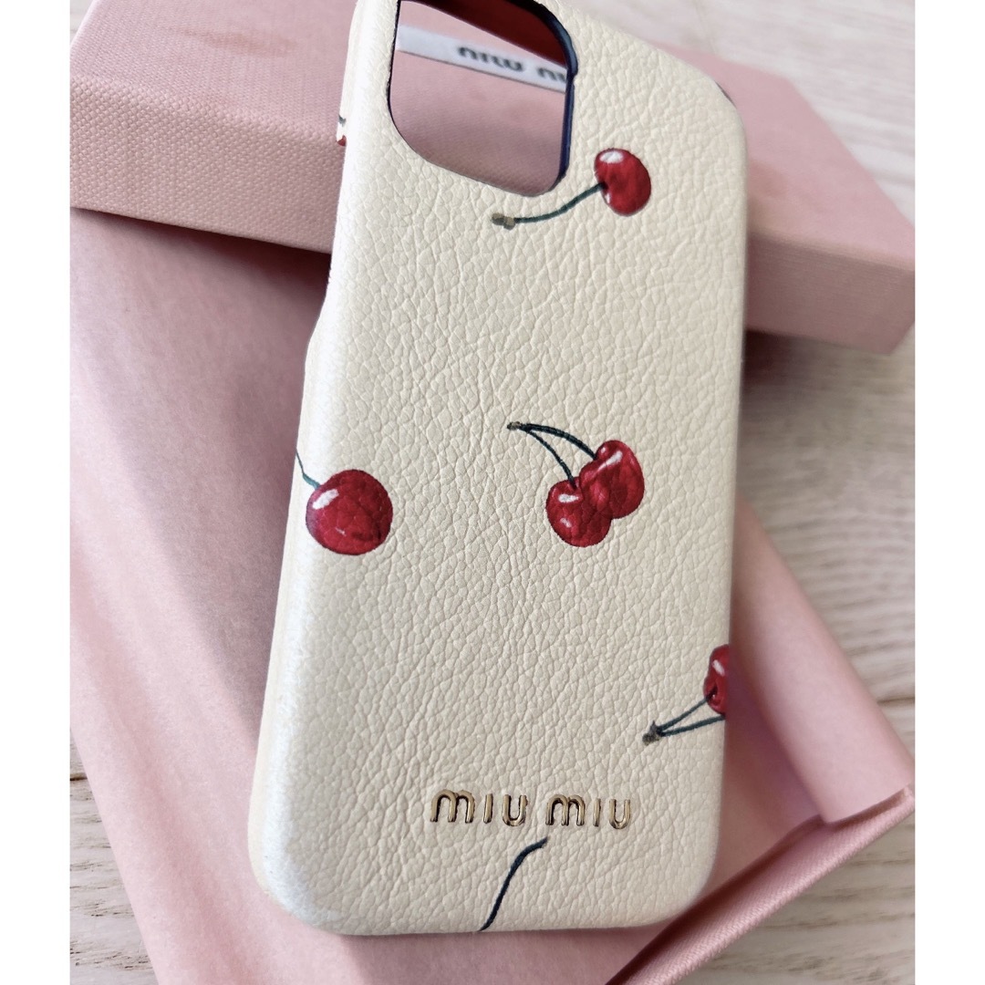 miumiu(ミュウミュウ)のmiumiu iPhone12miniケース　チェリー　さくらんぼ スマホ/家電/カメラのスマホアクセサリー(iPhoneケース)の商品写真