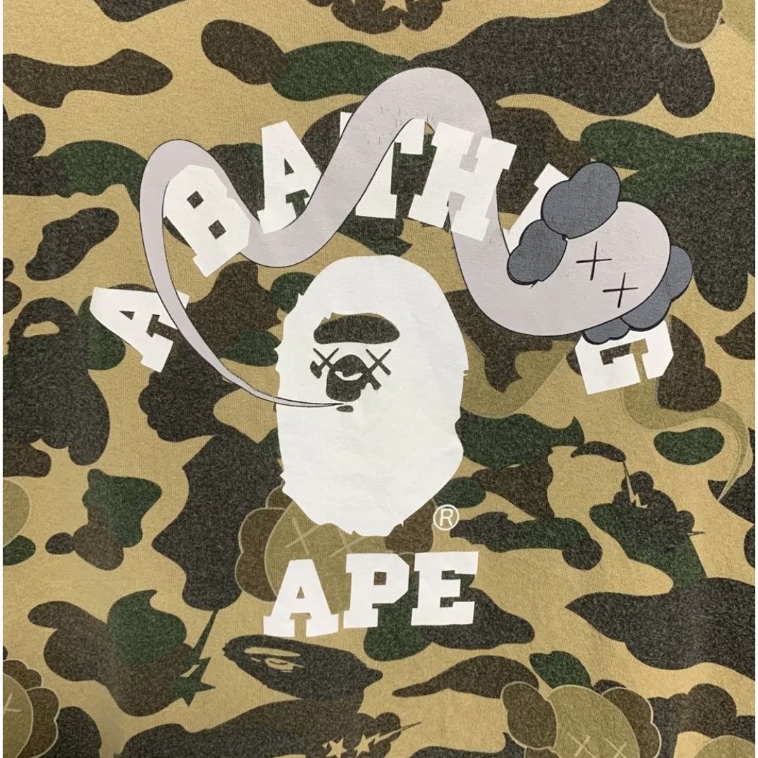 A BATHING APE(アベイシングエイプ)の激レア!!A BATHING APE ×KAWS 総柄カモフラ Tシャツ メンズのトップス(Tシャツ/カットソー(半袖/袖なし))の商品写真