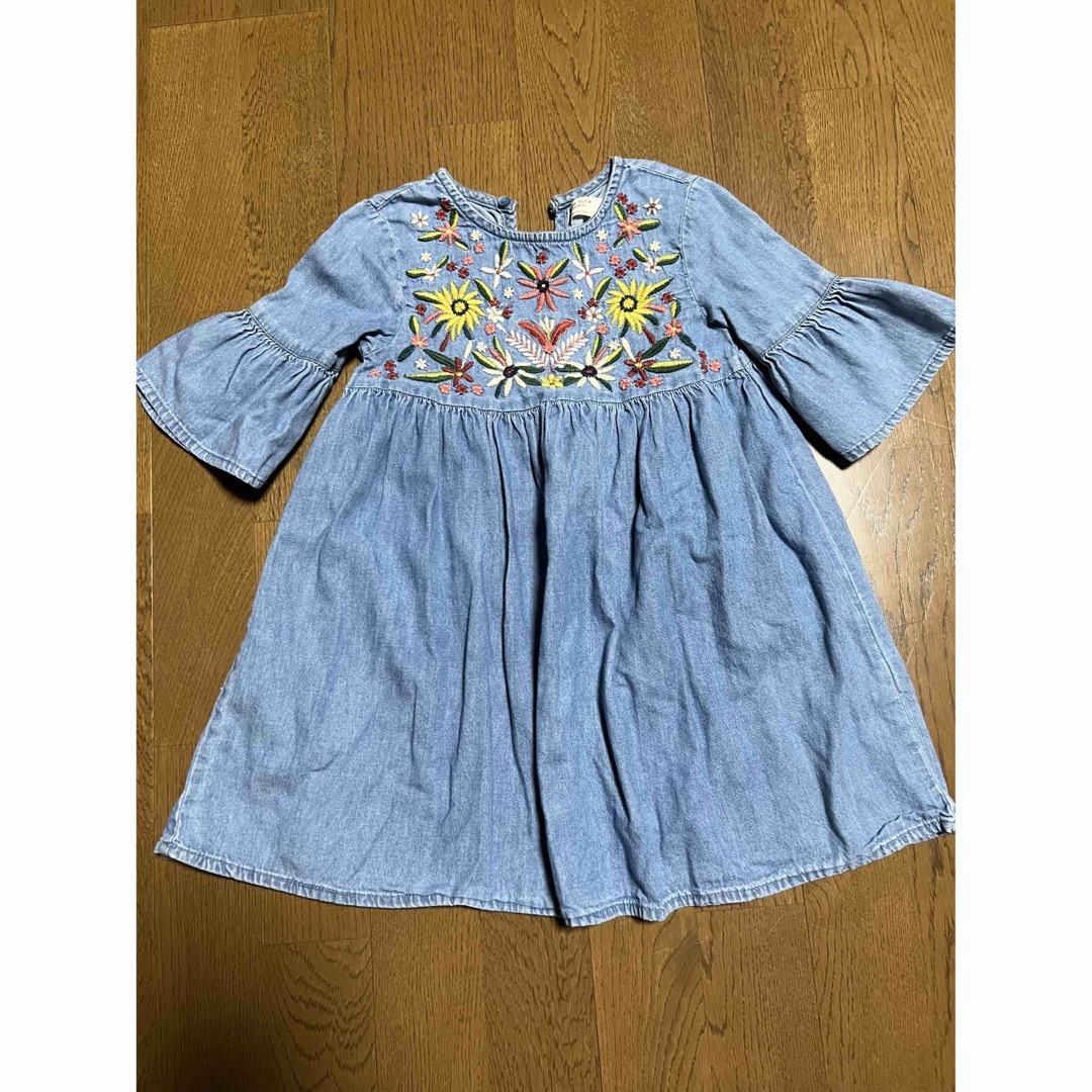 ZARA KIDS(ザラキッズ)のZara Girls 刺繍入りデニムワンピース　110 キッズ/ベビー/マタニティのキッズ服女の子用(90cm~)(ワンピース)の商品写真