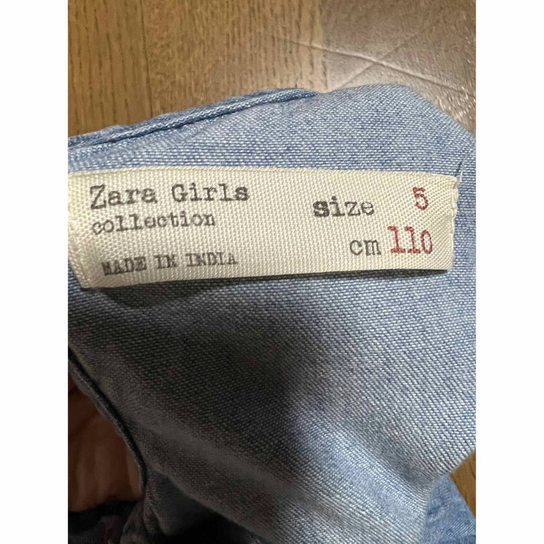 ZARA KIDS(ザラキッズ)のZara Girls 刺繍入りデニムワンピース　110 キッズ/ベビー/マタニティのキッズ服女の子用(90cm~)(ワンピース)の商品写真