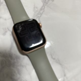 アップルウォッチ(Apple Watch)のApple Watch SE（GPSモデル）40mmゴールドアルミニウムケース(腕時計)