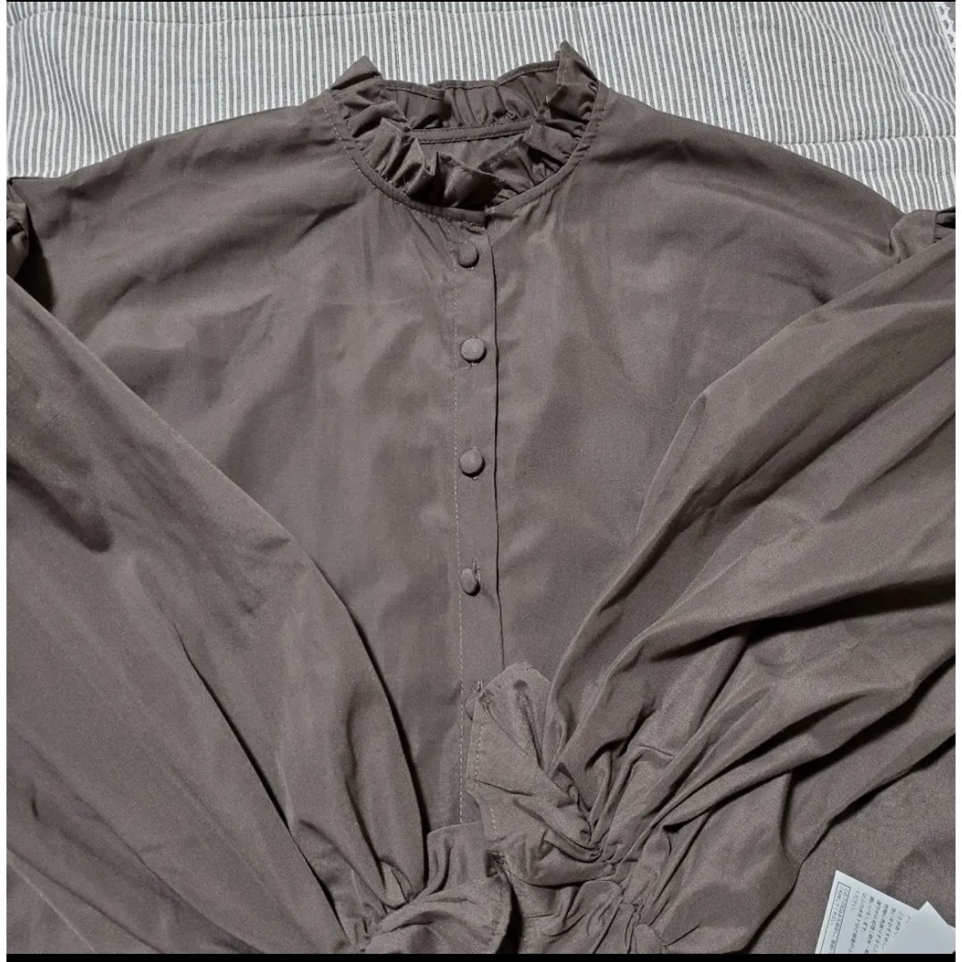 GRL(グレイル)のブラウス　グレイル　ブラウン　フリル　茶色 レディースのトップス(シャツ/ブラウス(長袖/七分))の商品写真