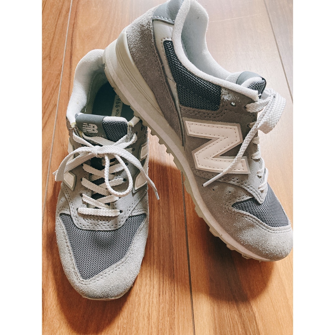 996（New Balance）(キュウキュウロク)のnew balance 996 グレー　22.5センチ レディースの靴/シューズ(スニーカー)の商品写真