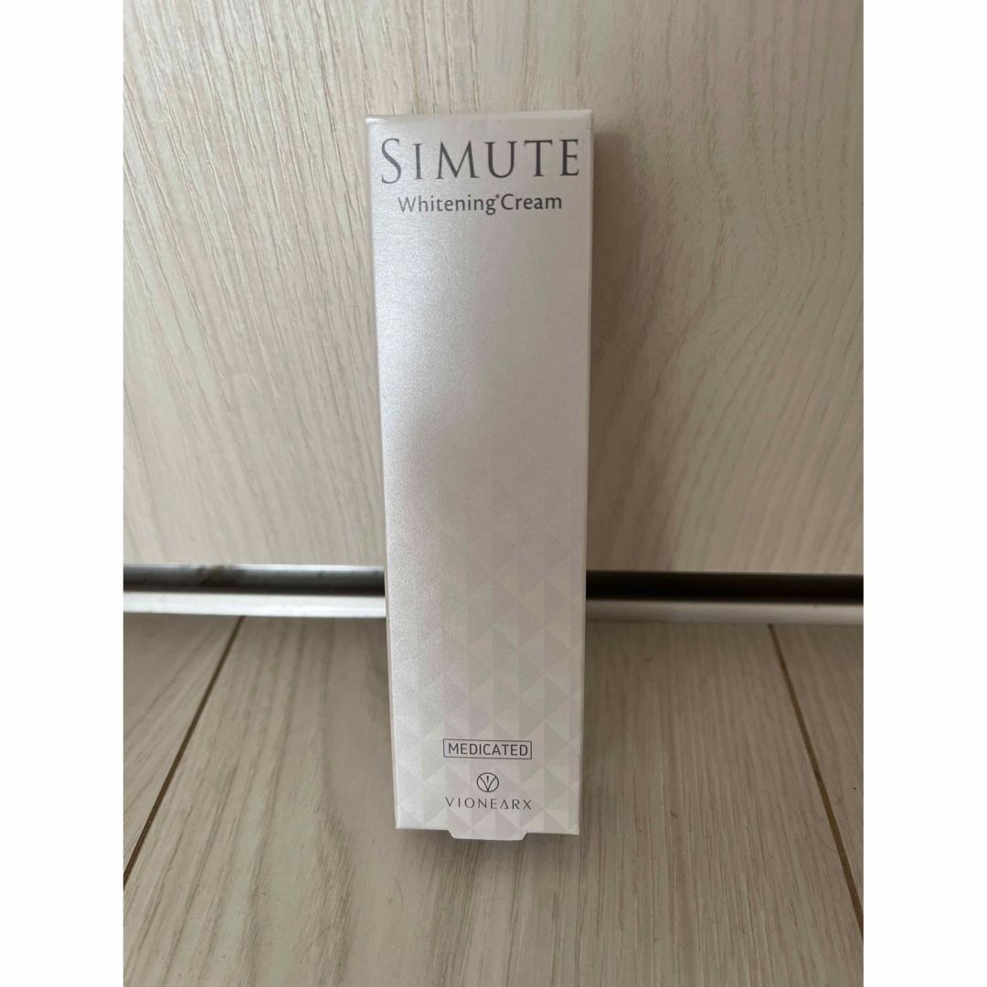 SIMUTE 30g 薬用美白クリーム オールインワン ゲル コスメ/美容のスキンケア/基礎化粧品(フェイスクリーム)の商品写真