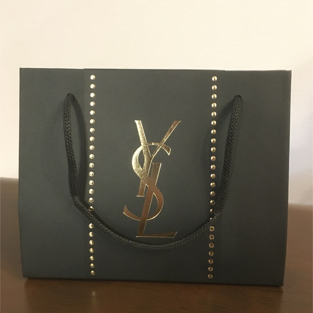 Yves Saint Laurent(イヴサンローラン)のイヴ・サンローラン　袋　ギフトバック　ショップ袋　ショッパー　紙袋　 レディースのバッグ(ショップ袋)の商品写真