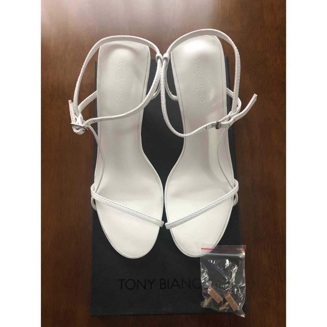 【新品】Tony Bianco ストラップサンダル　ホワイト　サイズ5 レディースの靴/シューズ(サンダル)の商品写真