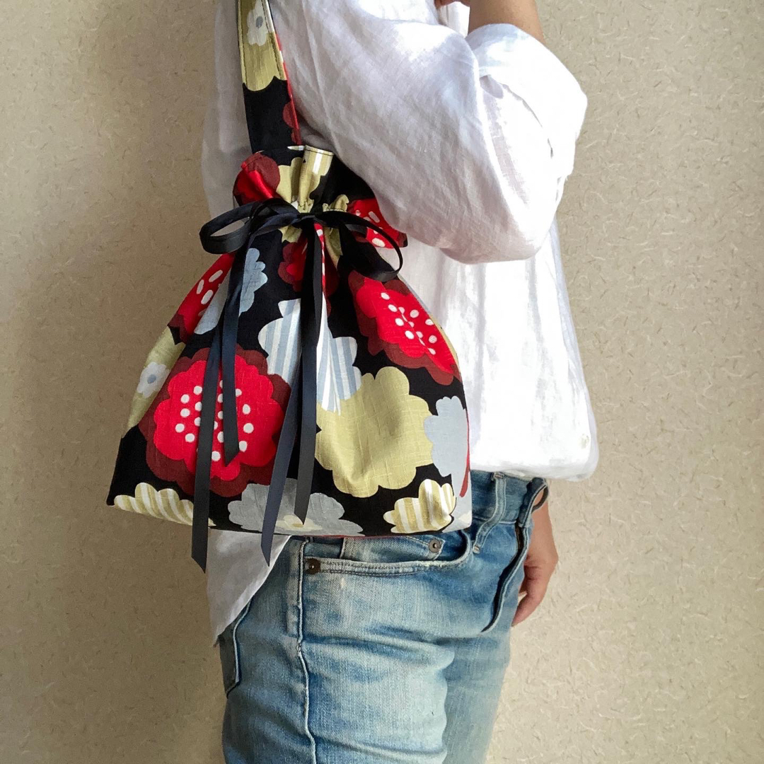 sale☁︎巾着バッグ☁︎ポップな花柄☁︎ブラック ハンドメイドのファッション小物(バッグ)の商品写真