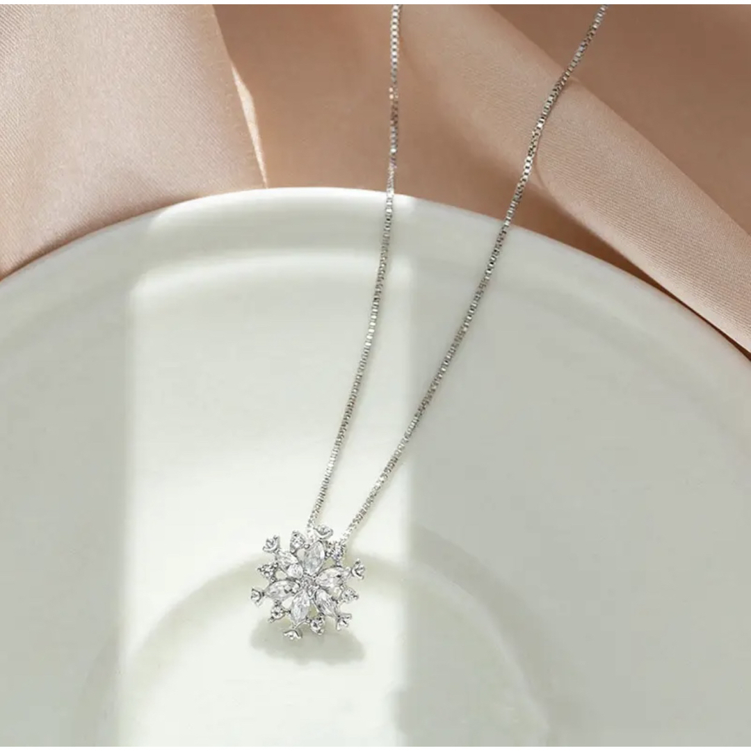 結晶 ピンクネックレスレディースネックレス  シルバー雪の結晶チャーム レディースのアクセサリー(ネックレス)の商品写真