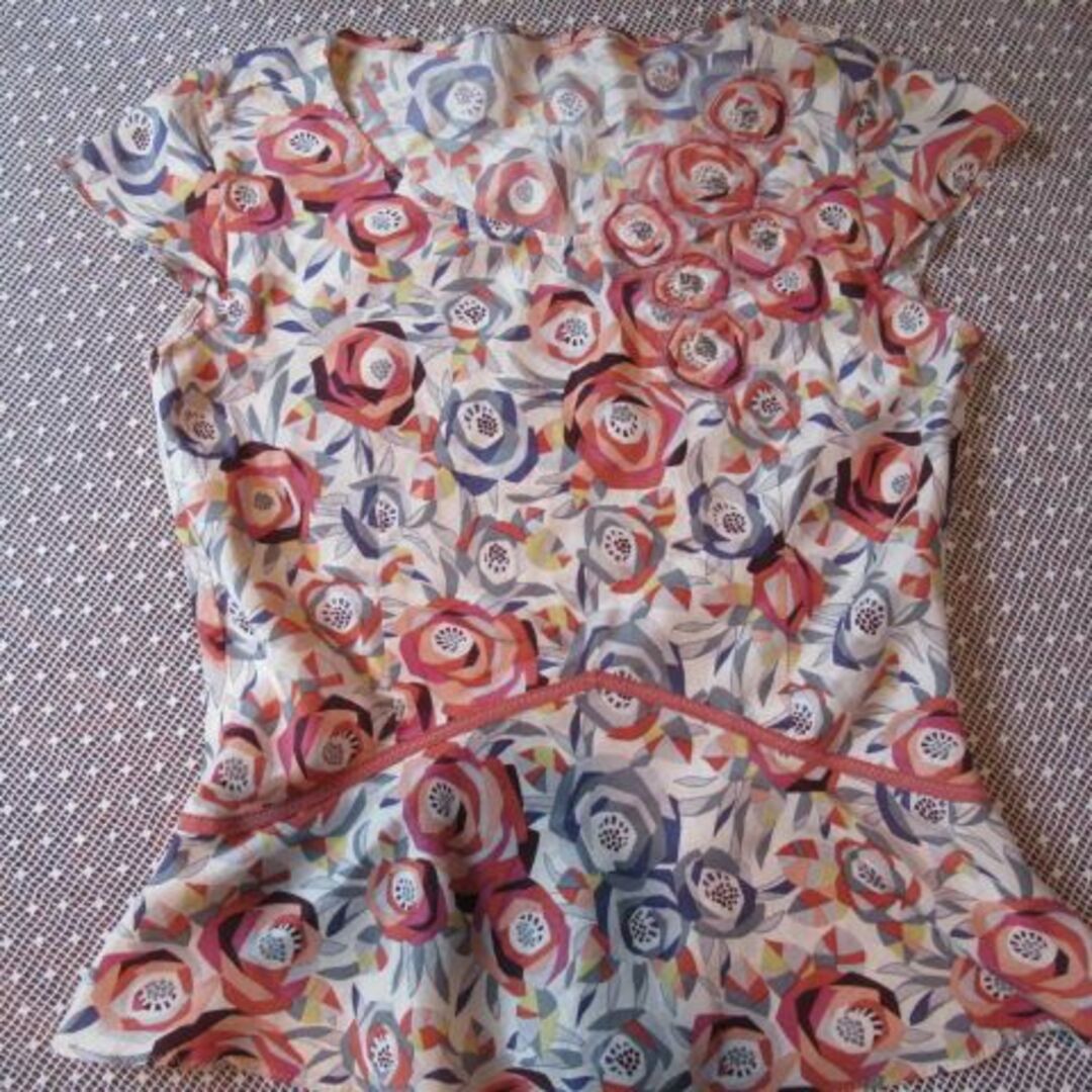 LAURA ASHLEY(ローラアシュレイ)のESPIE　エスピエ　シルク　花柄　バラ　カットソー　半袖 フラワー レディースのトップス(Tシャツ(半袖/袖なし))の商品写真
