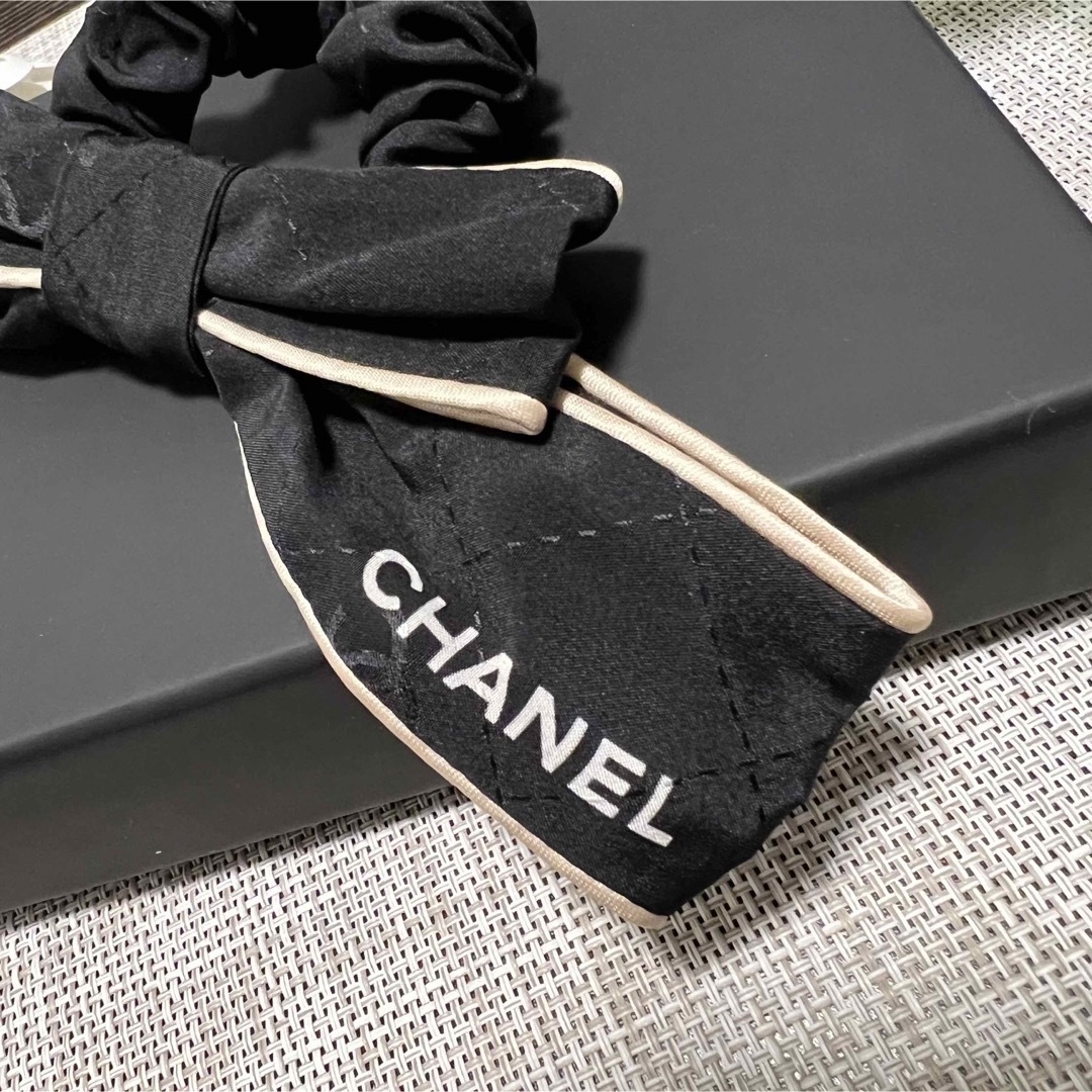 CHANEL(シャネル)のCHANEL シャネル ヘアゴム シュシュ ブラック リボン 箱付き レディースのヘアアクセサリー(ヘアゴム/シュシュ)の商品写真