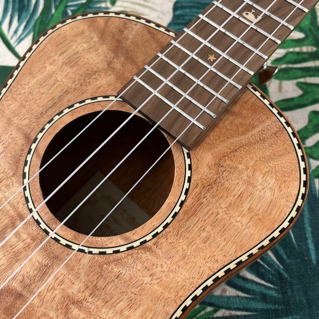 レビュー投稿で選べる特典 【Kmise ukulele】カーリーマホガニーの