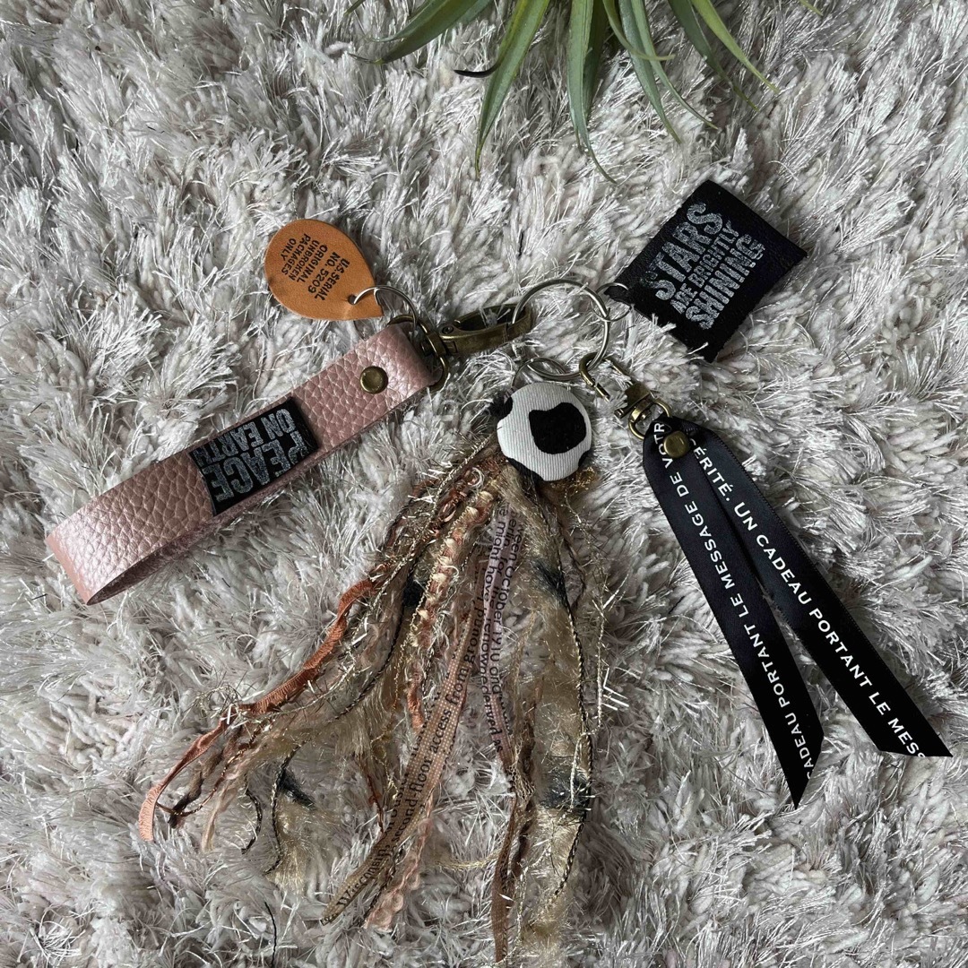 ✨レザーチャームkeyホルダー✨ 4piece setの通販 by shop|ラクマ ✨レザーデニムチャームkeyホルダー✨ piece set