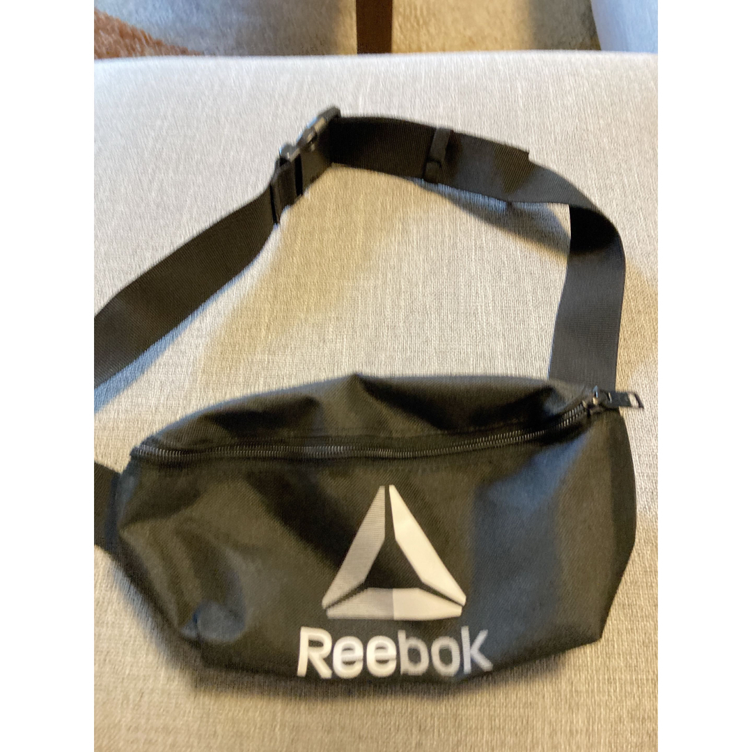 Reebok  リーボック　クロスボディーバッグ