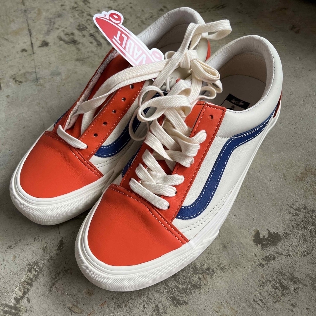 VANS(ヴァンズ)の新品　VANS Old skool Vlt Lx オールレザー レディースの靴/シューズ(スニーカー)の商品写真