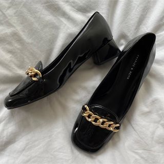 チャールズアンドキース(Charles and Keith)のチャールズアンドキース チェーンリングドルセイパンプス　23.5 新品(ローファー/革靴)