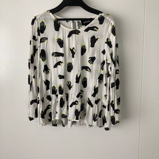 モンキ(Monki)のmonkiモンキ手ハンドネイル柄ペプラムプルオーバーシャツ(シャツ/ブラウス(長袖/七分))