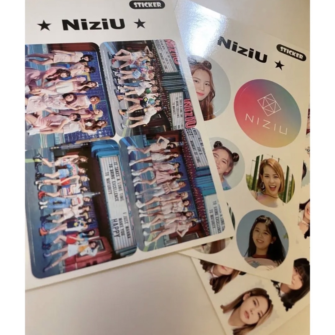 NiziU(ニジュー)のNiziUポストカード12枚セット＆ステッカー3pセット エンタメ/ホビーのCD(K-POP/アジア)の商品写真