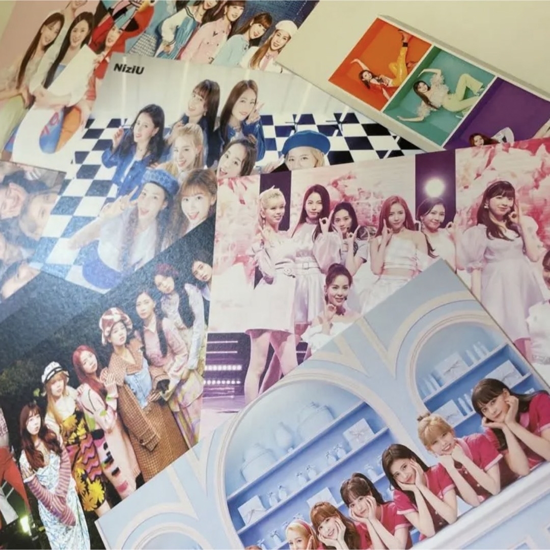 NiziU(ニジュー)のNiziUポストカード12枚セット＆ステッカー3pセット エンタメ/ホビーのCD(K-POP/アジア)の商品写真