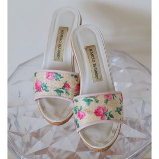 マノロブラニク(MANOLO BLAHNIK)のMANOLO BLAHNIK(マノロブラニク）roseサンダル(サンダル)