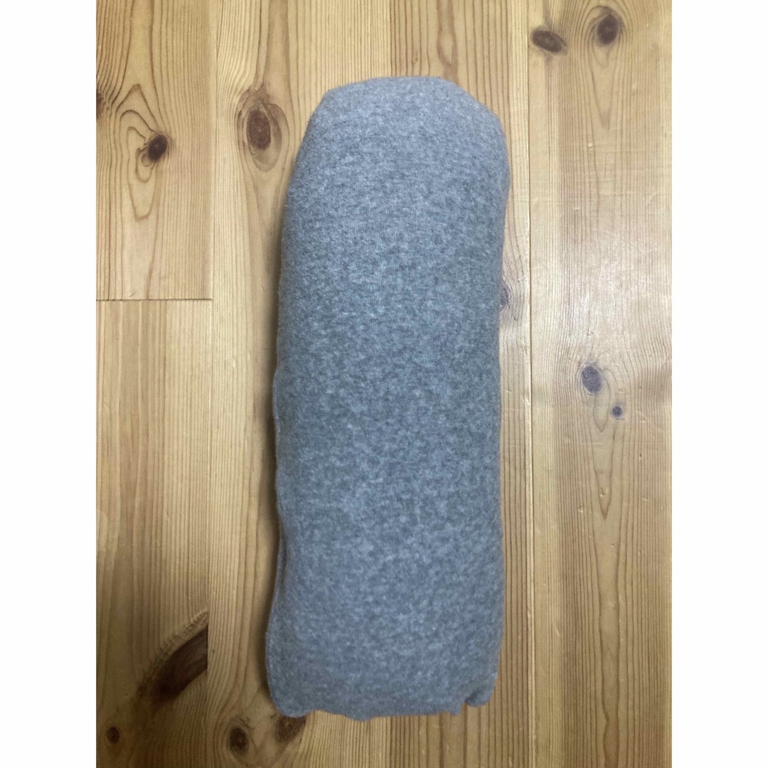 MUJI (無印良品)(ムジルシリョウヒン)の無印良品 フィットするネッククッション グレー　約16×64cm インテリア/住まい/日用品のインテリア小物(クッション)の商品写真